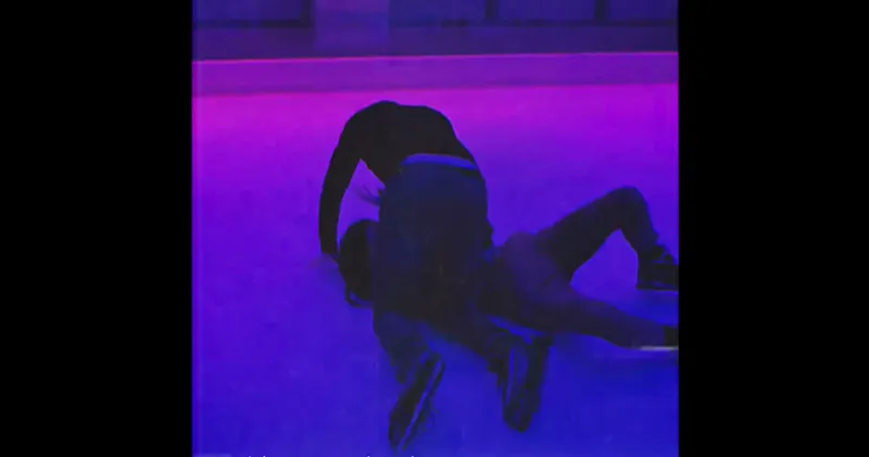 Video. Max Verstappen en Kelly Piquet hebben lol tijdens het schaatsen