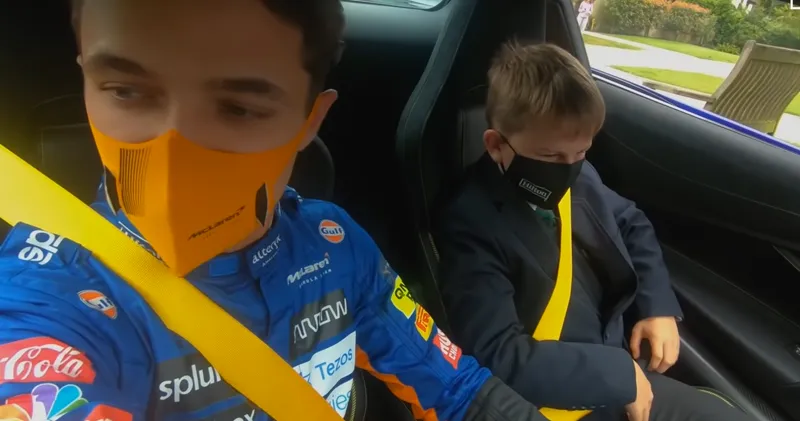Video. Lando Norris brengt kinderen naar school in bijzondere bolide