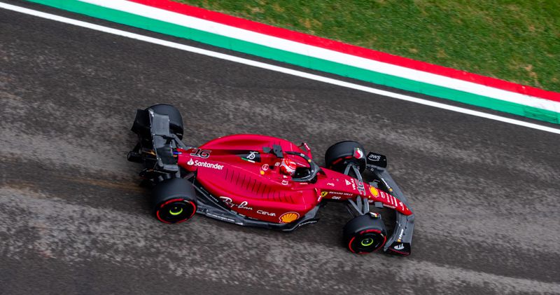 Oud-coureur deelt fikse kritiek op Ferrari: 'Leclerc en Sainz kunnen het niet'