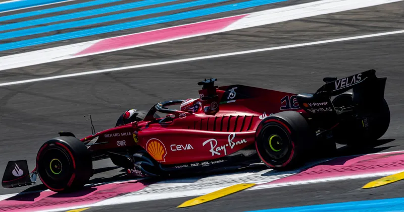 Charles Leclerc pakt pole position in Frankrijk na hulp van Carlos Sainz
