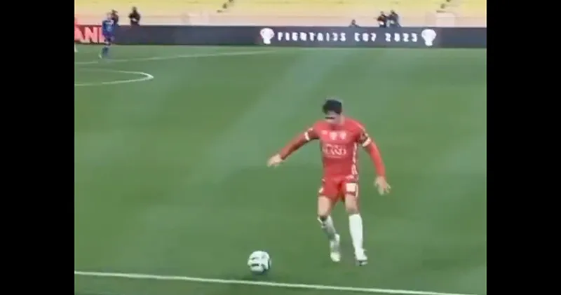 Video. Charles Leclerc is een stuk minder goed in voetballen dan in autorijden