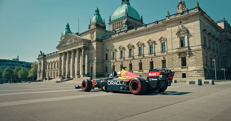 Video. David Coulthard scheurt door Leipzig met Red Bull-voetballer
