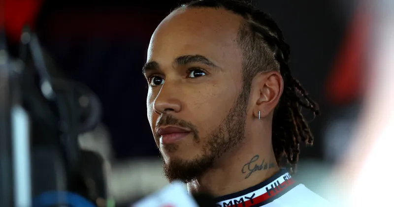Lewis Hamilton over De Vries: 'Mijn vader probeerde hem in de F1 te krijgen'