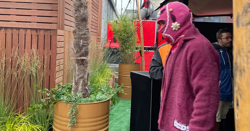 Lewis Hamilton verschijnt in een wel héél opvallende outfit in België