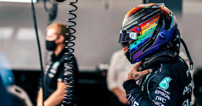 Lewis Hamilton moet zich melden bij stewards vanwege niet respecteren dubbel geel