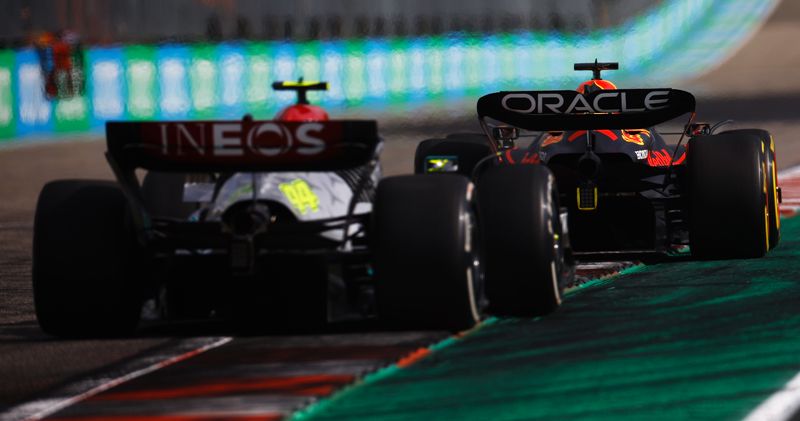 Lewis Hamilton over Verstappen: 'Misschien heeft Max een probleem met mij'