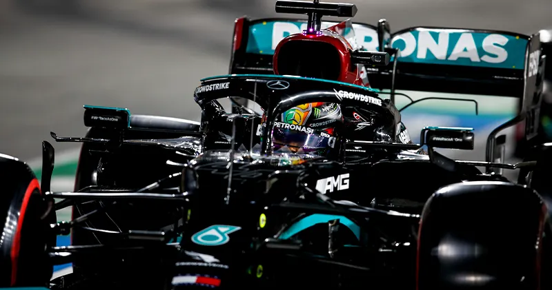 Stewards doen uitspraak in gele vlaggen debacle Lewis Hamilton