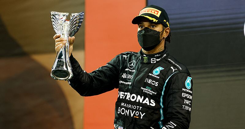 Lewis Hamilton officieel geridderd door prins Charles