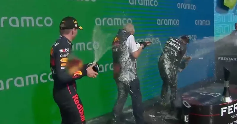 Video. Helmut Marko valt Lewis Hamilton aan met champagnefles
