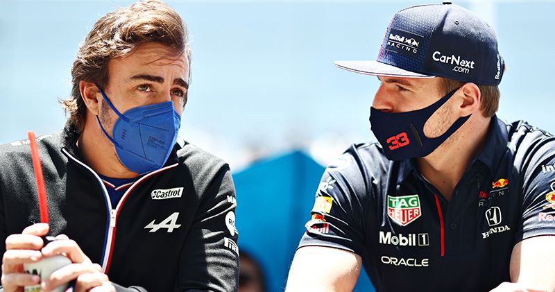 Fernando Alonso looft Max Verstappen: 'Hij is met afstand de beste coureur'