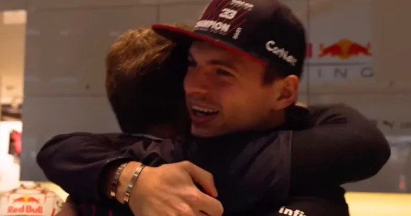 Video. Max Verstappen geeft Christian Horner een bijzonder cadeau
