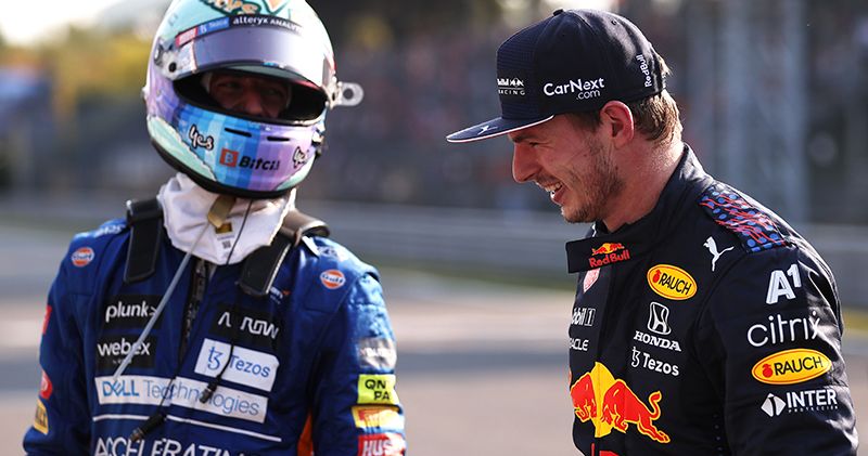 Video. Max Verstappen feliciteert Daniel Ricciardo na overwinning in Italië
