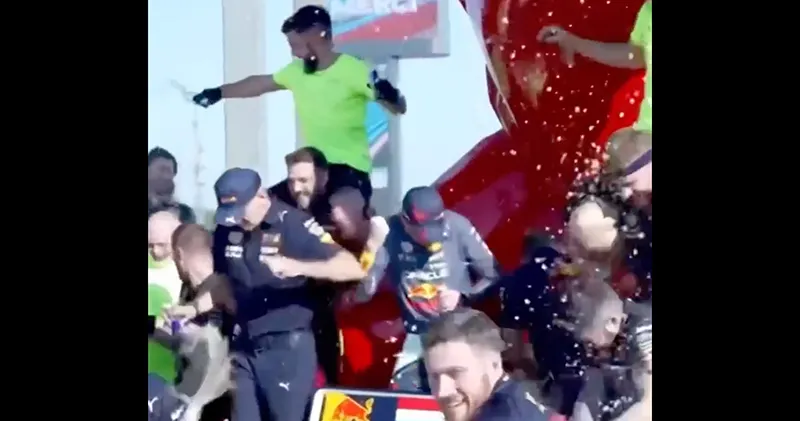 Video. Max Verstappen weet op slinkse wijze de dans te ontspringen