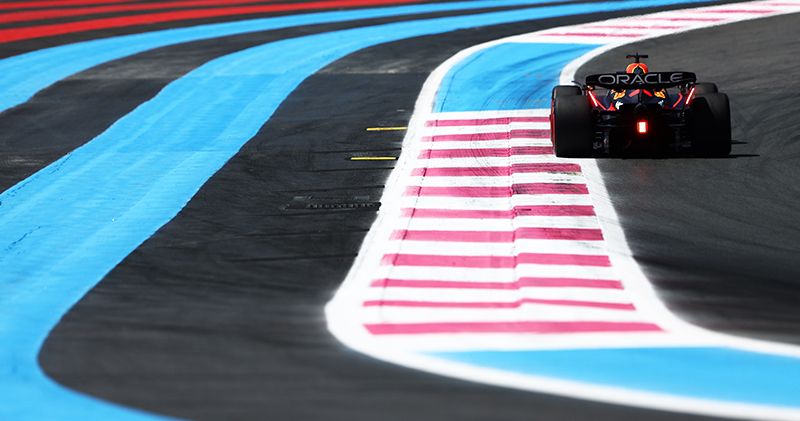 Charles Leclerc blijft Max Verstappen nipt voor tijdens eerste training in Frankrijk