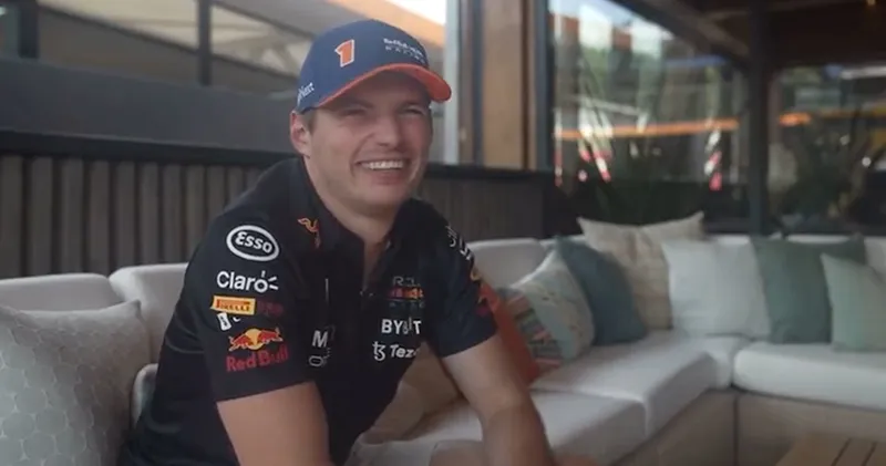Video. Max Verstappen grapt: 'Ben nog steeds maagd'