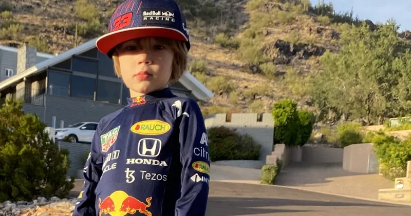 Jongetje verkleed zich als Max Verstappen voor Halloween