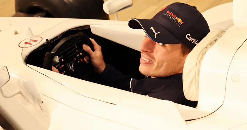 In beeld. Max Verstappen neemt plaats in oude Honda van Jos Verstappen