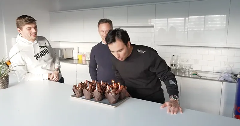 Video. Sergio Pérez viert verjaardag met Max Verstappen en Christian Horner