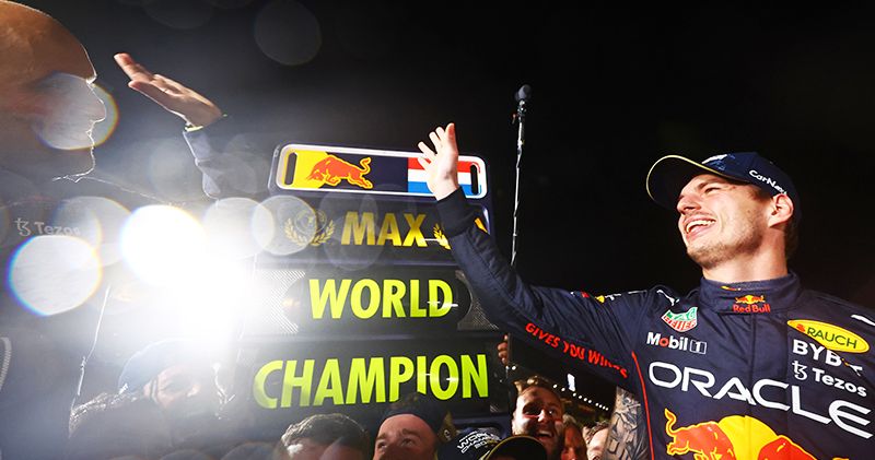 Foto. Red Bull-monteur neemt bijzondere tatoeage na tweede wereldtitel Max Verstappen