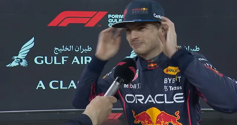 Video. Max Verstappen lacht om slechte kwalificatie Mercedes