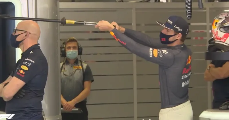 Video. Max Verstappen haalt grap uit met Red Bull-monteur