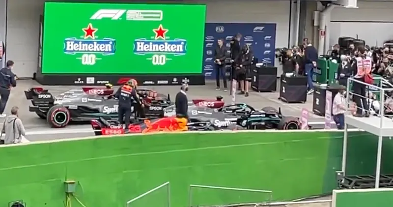 Video. Max Verstappen onderzocht zelf ook de achtervleugel van Lewis Hamilton