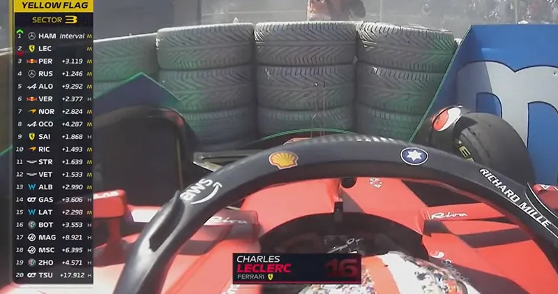 Video. De radio van Max Verstappen na de crash van Charles Leclerc