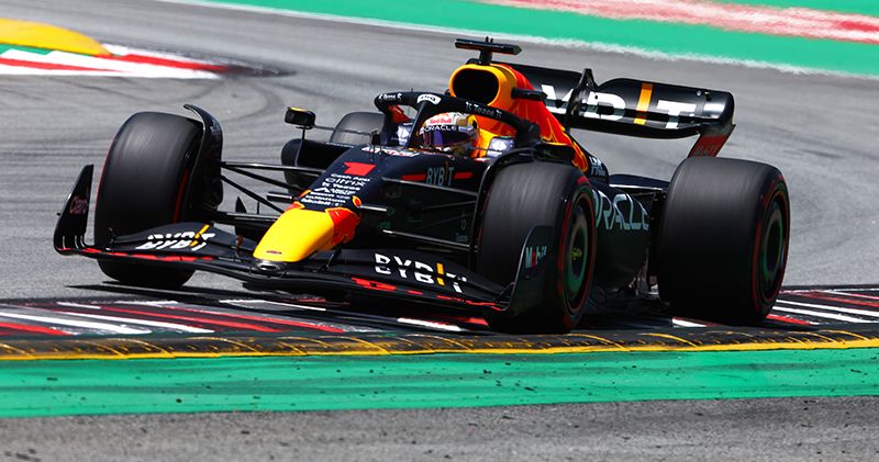 Max Verstappen zit Charles Leclerc op de hielen tijdens derde vrije training in Spanje