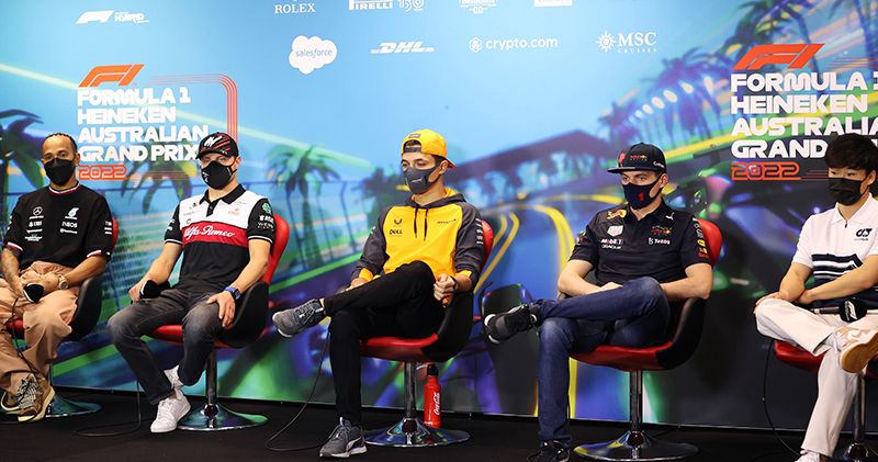 Max Verstappen en Lewis Hamilton dollen met elkaar: 'Ik weet dat je een tepelpiercing hebt'
