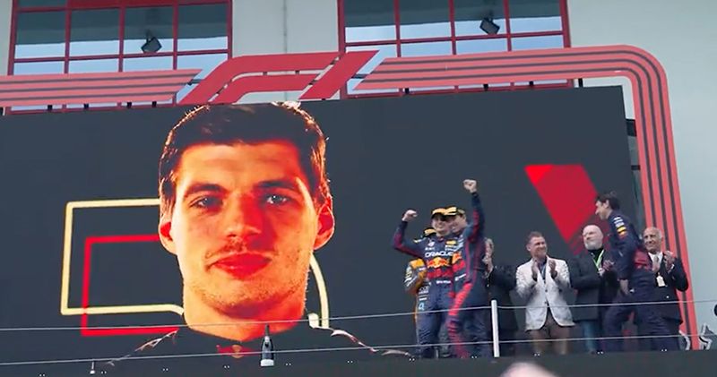 Video. Max Verstappen en Sergio Pérez komen gezamenlijk het podium op
