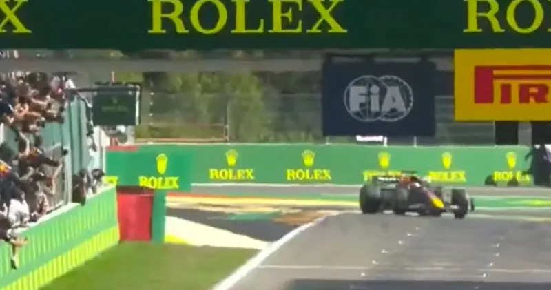Video: Max Verstappen doet burn-out en verliest bijna controle over auto