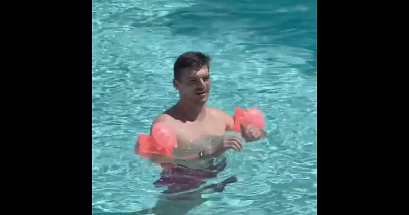 Video. Max Verstappen komt helemaal tot rust tijdens zomerbreak