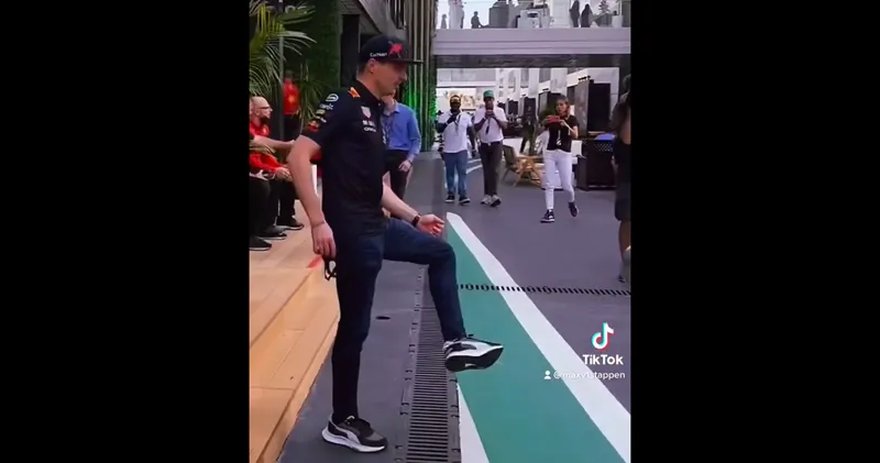 Video. Max Verstappen trapt balletje met freestyle-koning in Djedda