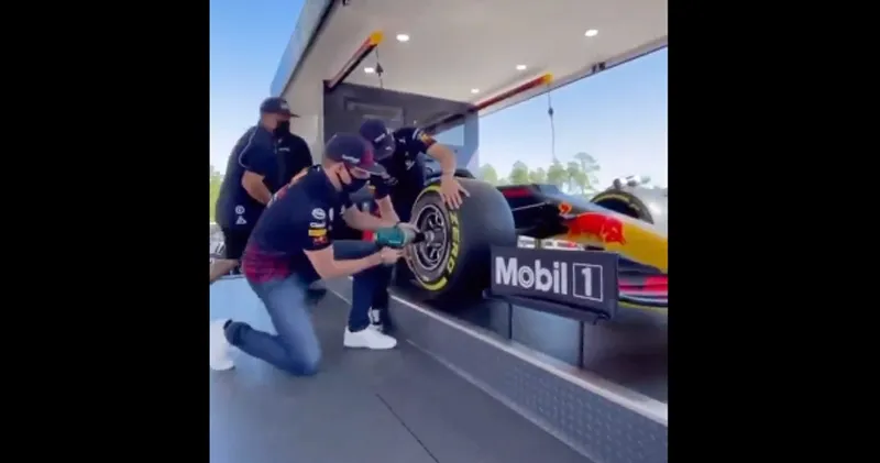 Video. Max Verstappen als monteur en basketballer door het leven