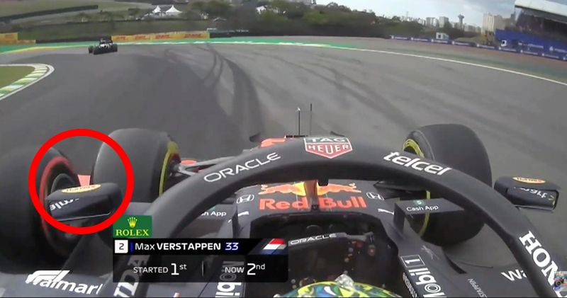 Video. Max Verstappen ontkomt aan crash met Carlos Sainz