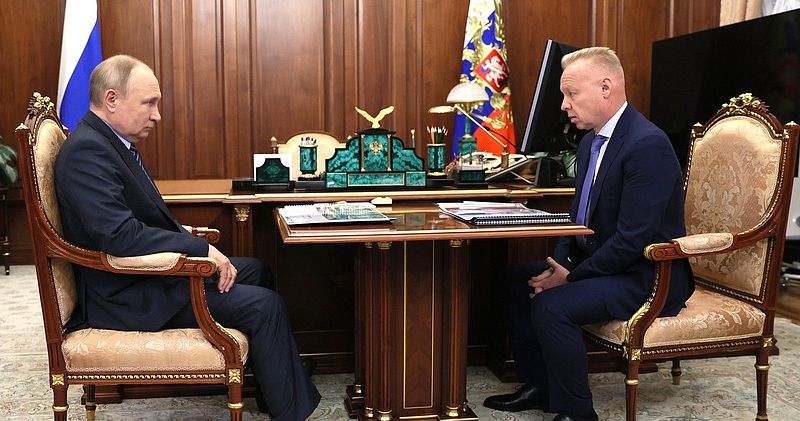 Dmitry Mazepin aanwezig in het Kremlin tijdens overleg met Vladimir Poetin
