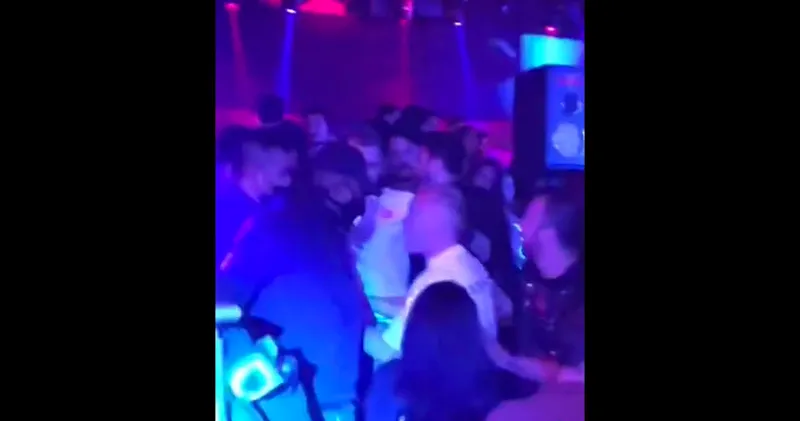 Video. Nikita Mazepin wordt uit discotheek gegooid door security