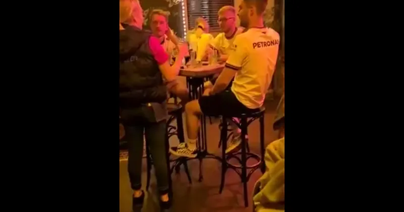 Video. Max Verstappen-fans trakteren Mercedes-fans op Red Bull