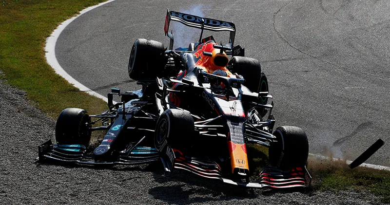 Lewis Hamilton gaat specialist bezoeken na crash met Max Verstappen: 'De pijn wordt steeds erger'