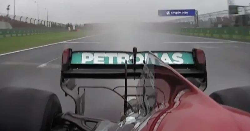 Video. Hierdoor gaat Mercedes zo snel op de rechte stukken