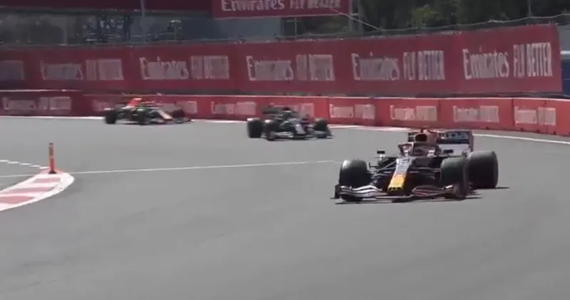 Video. Max Verstappen behoudt leiding bij herstart GP Mexico