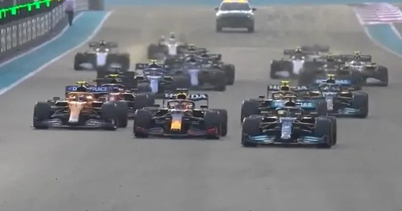 Video. Max Verstappen verliest leiding tijdens start GP Abu Dhabi