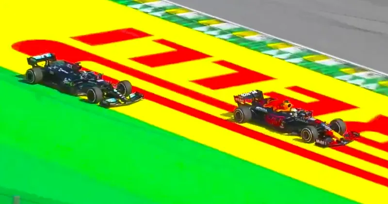 Video. Max Verstappen en Lewis Hamilton hebben hachelijk moment om de leiding
