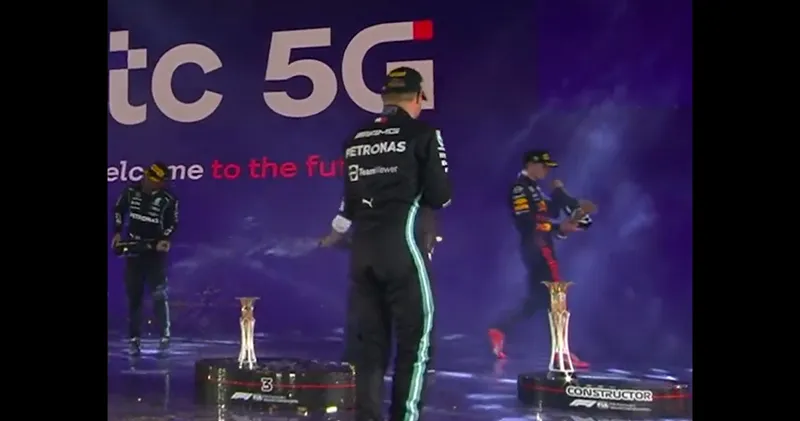 Video. Max Verstappen loopt demonstratief weg na afloop podiumceremonie