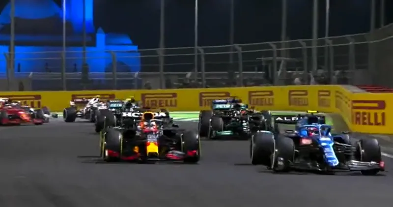 Video. Max Verstappen herpakt leiding na herstart