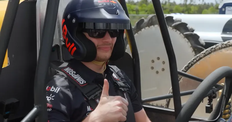 Video. Max Verstappen en Yuki Tsunoda racen in moerasbuggy's