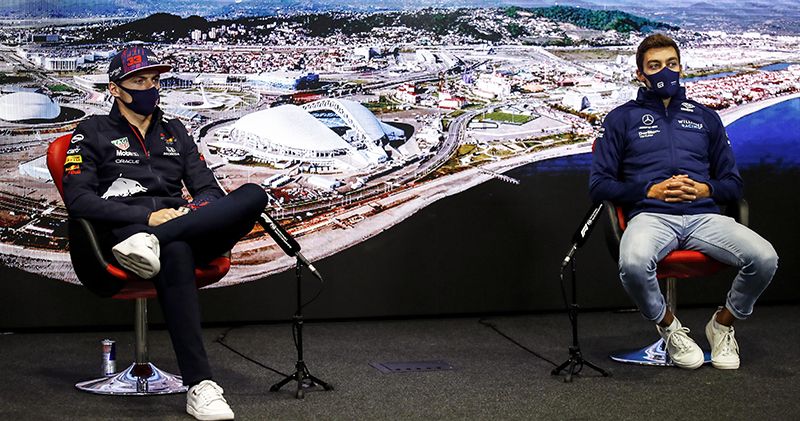 Video. Max Verstappen en George Russell hebben lol tijdens persconferentie