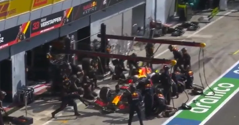 Video. Verstappen heeft slome pitstop en verliest veel tijd