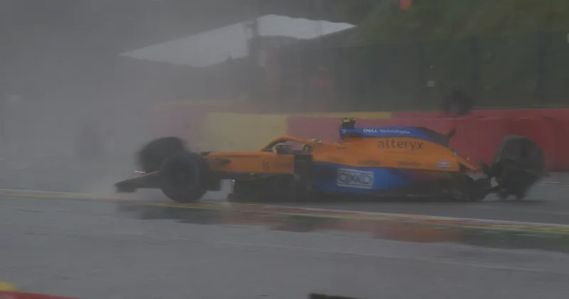 Video. Mega-crash van Lando Norris op Eau Rouge