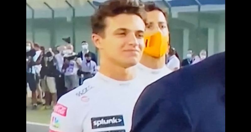 Video. Lando Norris kan lach bijna niet inhouden door Daniel Ricciardo tijdens volkslied